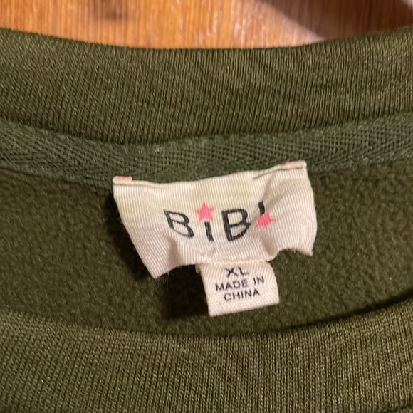 ⭐️Olive green sweatshirt with pockets.  Size XL - Picture 2 of 4